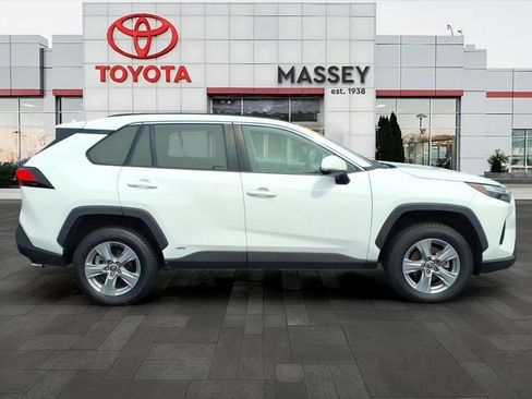 Used 2022 Toyota RAV4 XLE w/ Convenience Package AWD/4WD image 2