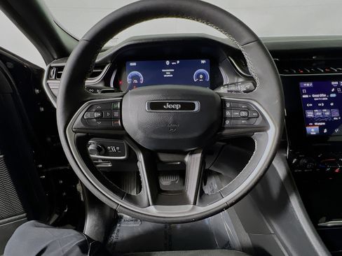 Used 2025 Jeep Grand Cherokee L Laredo image 18