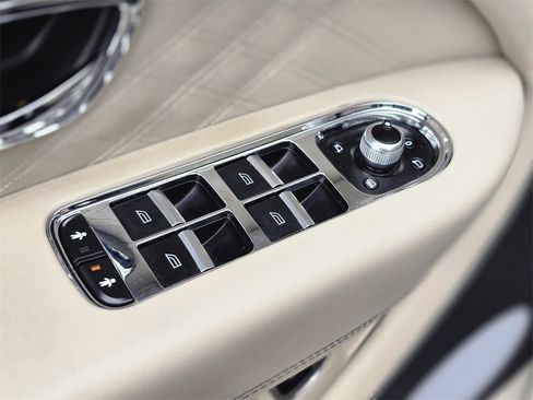 Used 2023 Bentley Bentayga Extended Wheelbase image 28