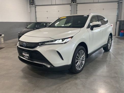 Used 2022 Toyota Venza XLE AWD/4WD image 3