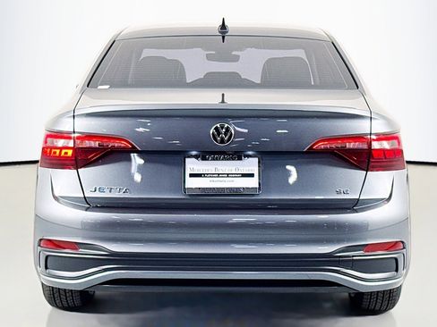 Used 2022 Volkswagen Jetta SE image 3