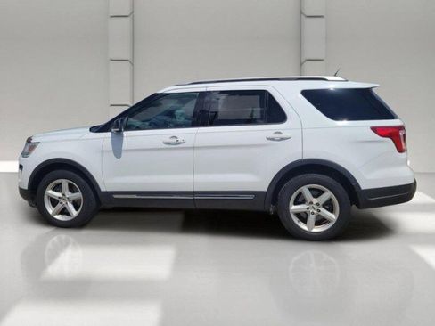 Used 2018 Ford Explorer XLT w/ Equipment Group 201A FWD image 4
