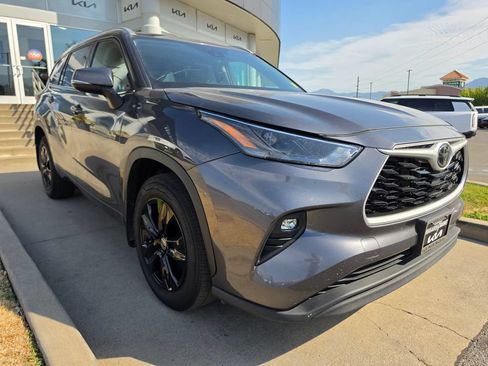 Used 2022 Toyota Highlander XLE AWD/4WD image 3