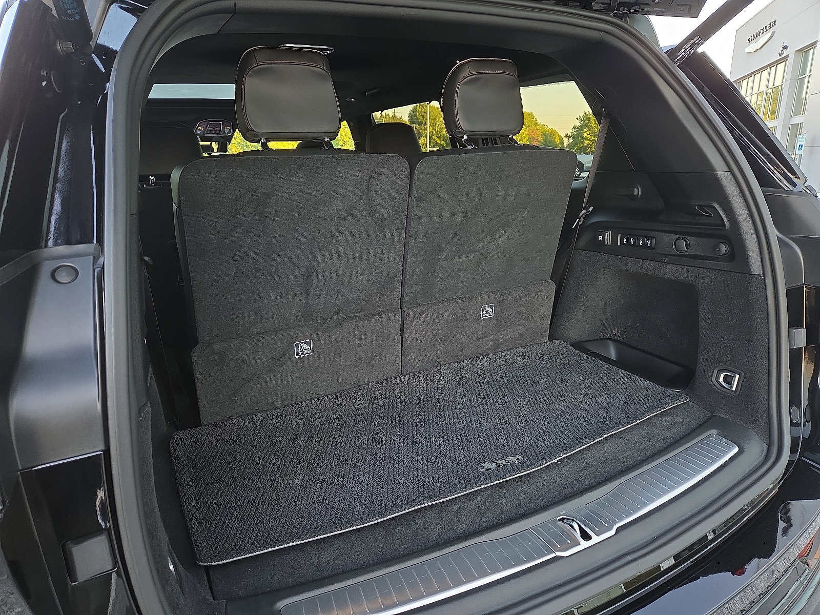 Used 2025 Jeep Grand Cherokee L Summit AWD/4WD image 9