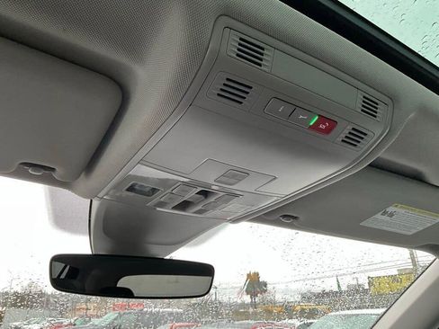 Used 2022 Volkswagen Tiguan SE image 16