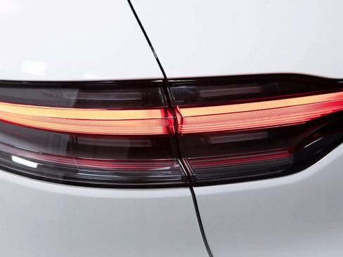 Certified 2025 Porsche Macan image 36