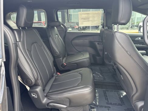 New 2026 Chrysler Pacifica Select image 21
