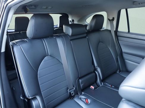Certified 2022 Toyota Highlander XLE image 17