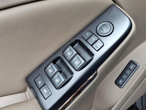 Used 2018 GMC Yukon SLT w/ Premium Edition AWD/4WD image 17