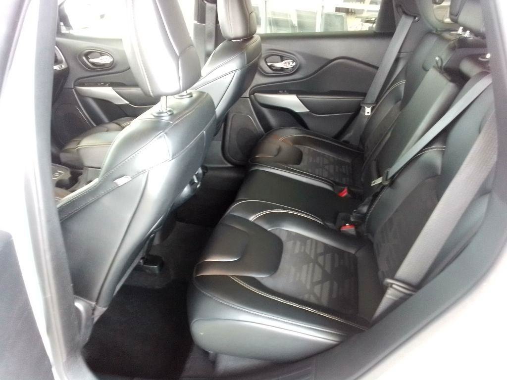 Used 2022 Jeep Cherokee Latitude w/ Sun & Sound Group AWD/4WD image 16