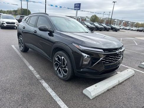 Used 2024 Chevrolet Trax RS w/ Sunroof Package image 2