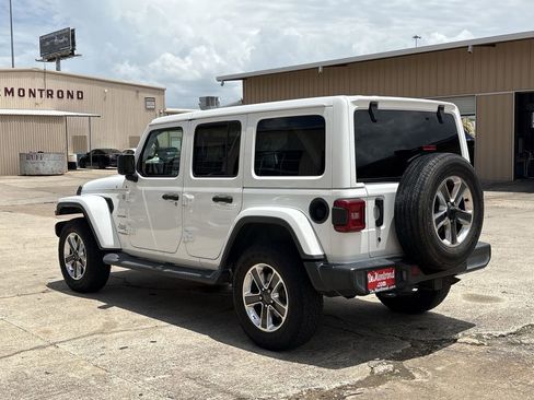 Used 2018 Jeep Wrangler Unlimited Sahara AWD/4WD image 7