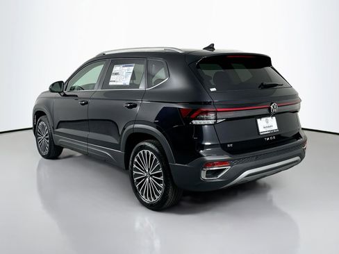 Certified 2025 Volkswagen Taos SE image 4
