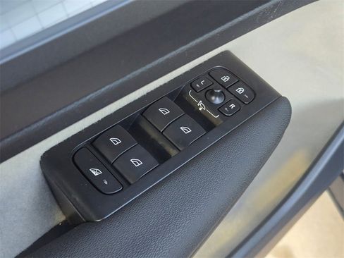 Used 2022 Volvo XC40 T5 Momentum w/ Premium Package image 12