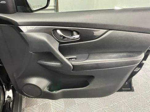 Used 2017 Nissan Rogue SV AWD/4WD image 18