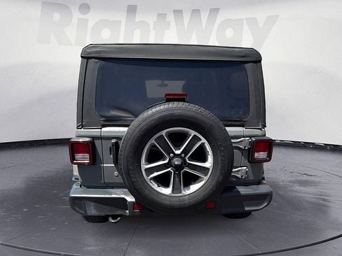 Used 2018 Jeep Wrangler Unlimited Sahara AWD/4WD image 4