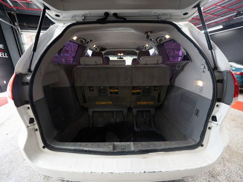 Used 2013 Toyota Sienna L image 28