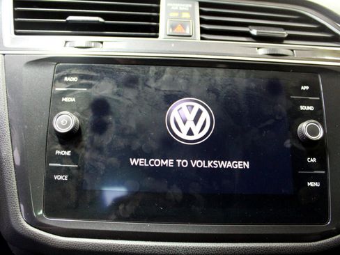 Used 2018 Volkswagen Tiguan SE w/ Panoramic Sunroof Package image 14