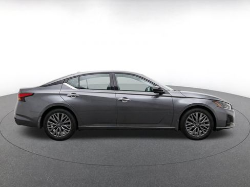 Used 2025 Nissan Altima 2.5 SV FWD image 10