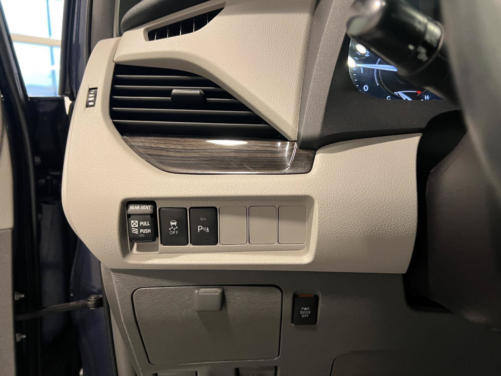 Used 2018 Toyota Sienna XLE w/ XLE Navigation Package FWD image 15