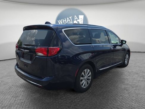 Used 2018 Chrysler Pacifica Touring-L FWD image 3