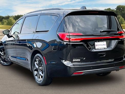 New 2026 Chrysler Pacifica Select image 3