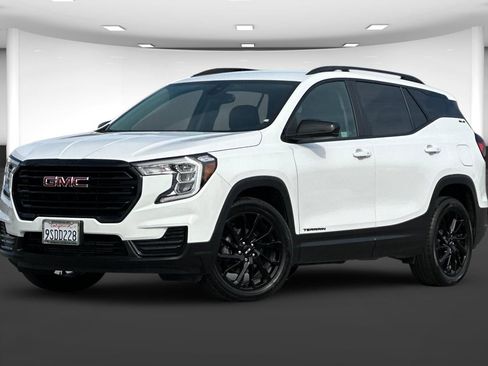 Used 2024 GMC Terrain SLE w/ Elevation Edition image 2