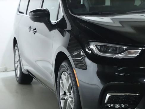 Used 2023 Chrysler Pacifica Touring-L image 8