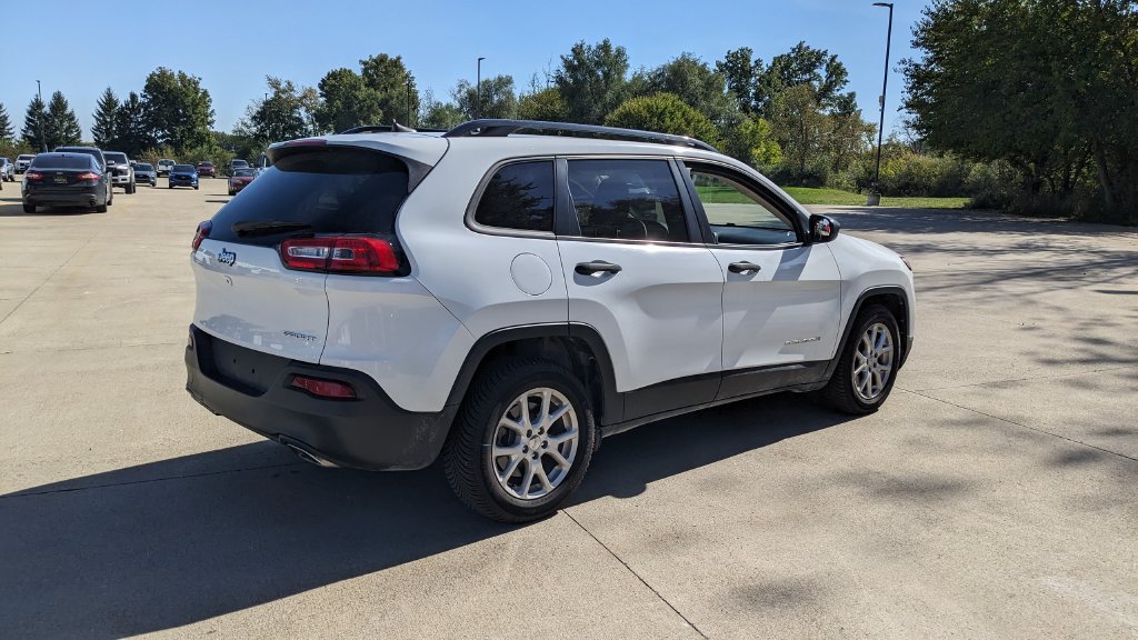Used 2016 Jeep Cherokee Sport FWD image 3