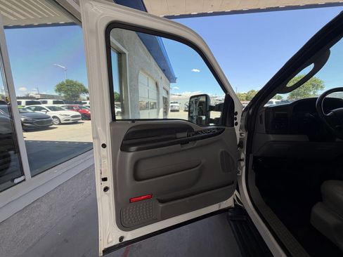 Used 2006 Ford F350 4x4 Crew Cab DRW Super Duty image 10