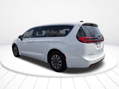 Used 2023 Chrysler Pacifica Touring-L FWD image 5