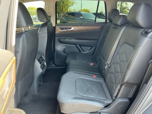 Used 2024 Volkswagen Atlas SE FWD image 16