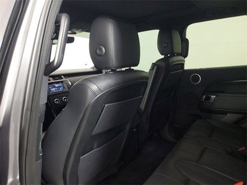 Used 2017 Land Rover Discovery SE image 10