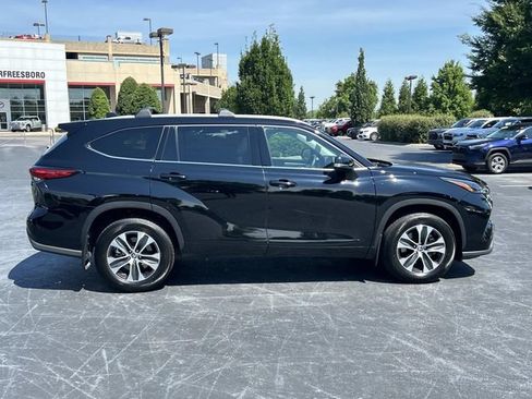 Used 2022 Toyota Highlander XLE AWD/4WD image 3
