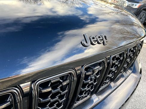 Used 2022 Jeep Grand Cherokee Summit w/ Luxury Tech Group V image 29