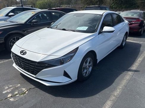 Used 2023 Hyundai Elantra SE image 1
