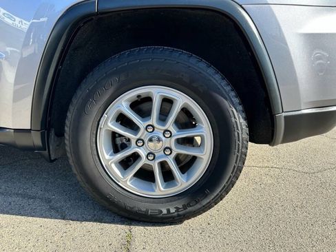 Used 2018 Jeep Grand Cherokee Laredo RWD image 9