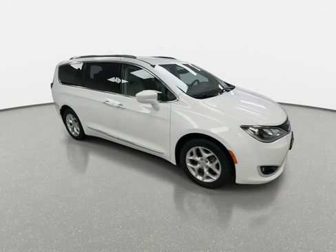 Used 2017 Chrysler Pacifica Touring-L Plus w/ Tire & Wheel Group FWD image 2