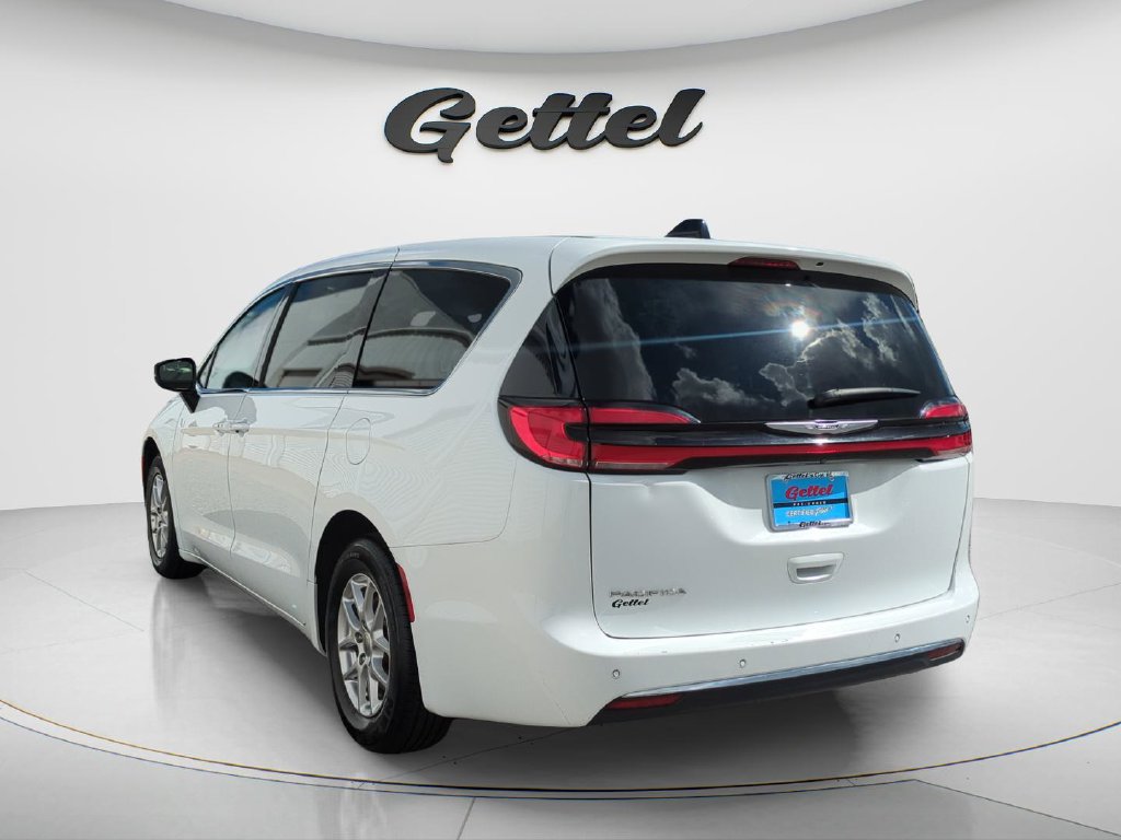 Used 2024 Chrysler Pacifica Touring-L FWD image 7