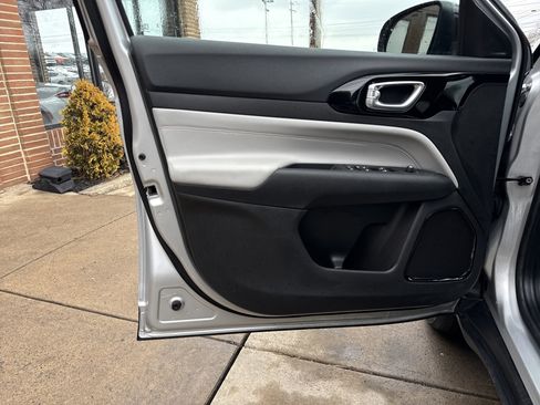 Used 2025 Jeep Compass Limited image 15