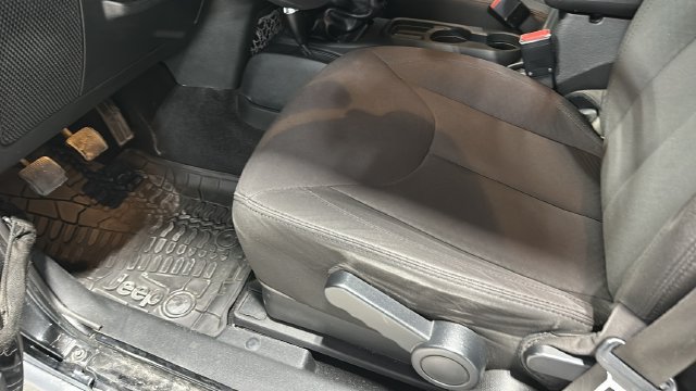 Used 2017 Jeep Wrangler Sport AWD/4WD image 7
