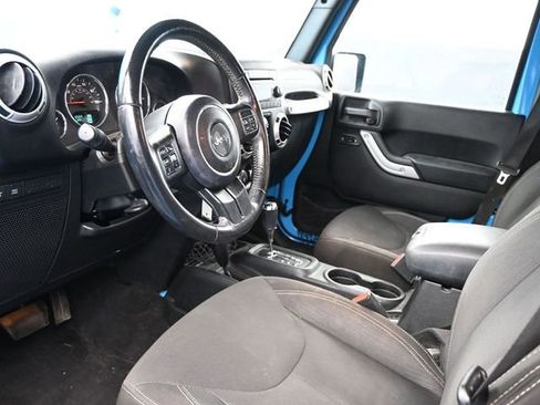 Used 2017 Jeep Wrangler Unlimited Rubicon w/ Connectivity Group image 29