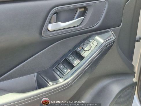 Used 2025 Nissan Rogue SV FWD image 15