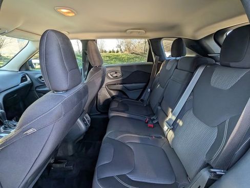 Used 2015 Jeep Cherokee Latitude FWD image 24