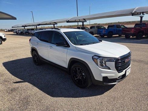 Used 2023 GMC Terrain SLE w/ Driver Convenience Package image 3