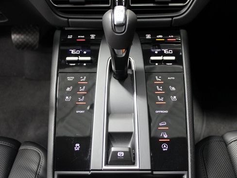 Used 2025 Porsche Macan image 31