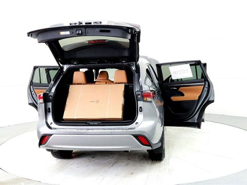 New 2026 Toyota Highlander Platinum image 11