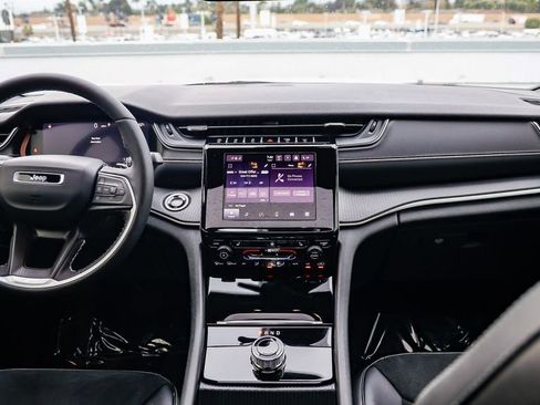 Certified 2025 Jeep Grand Cherokee Altitude image 13