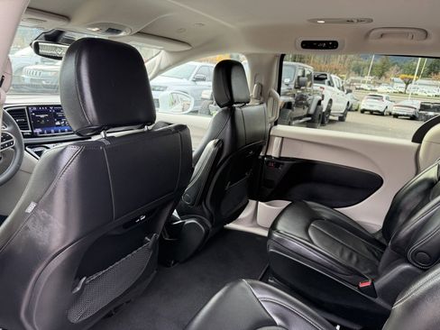 Used 2022 Chrysler Pacifica Touring-L image 31
