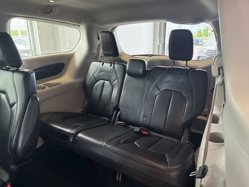 Used 2023 Chrysler Pacifica Touring-L FWD image 14